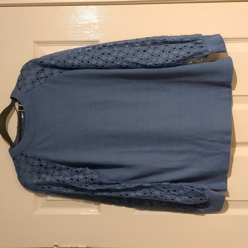 Light blue Miholl shirt with lace sleeves